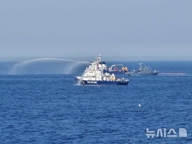 [포항=뉴시스] 30일 경북 포항 영일만항 인근 해상에서 올해 수난대비기본훈련 및 해상방제 합동훈련이 실시됐다. (사진=포항해양경찰서 제공) 2025.06.30. photo@newsis.com