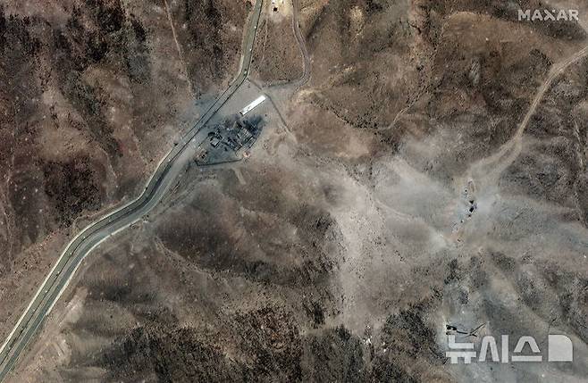 [포르도=AP/뉴시스] 맥사 테크놀로지스가 제공한 위성사진에 24일(현지 시간) 이란 포르도 농축 시설이 미군의 지난 23일 공습으로 파괴돼 있다. 미군의 벙커버스터 공격으로 파손된 것으로 알려진 이란 포르도 핵시설의 29일 촬영된 막사(Maxar Technologies)의 위성사진에서 이란이 핵 시설 굴착 및 재건 작업에 나선 것으로 추측되는 중장비 활동이 포착됐다고 데일리 메일이 30일 보도했다. 2025.06.30.