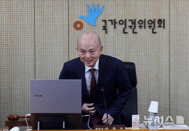 [서울=뉴시스] 홍효식 기자 = 안창호 국가인권위원회 위원장이 26일 서울 중구 국가인권위원회에서 열린 제11차 전원위원회에 참석하고 있다.이날 전원위원회에서는 세계국가인권기구연합(간리·GANHRI) 승인소위 특별심사 답변서 제출의 건을 의결한다. 2025.05.26. yesphoto@newsis.com