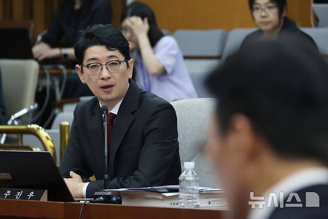[서울=뉴시스] 고승민 기자 = 주진우 국민의힘 의원이 지난 24일 서울 여의도 국회에서 열린 김민석 국무총리 후보자 인사청문회에서 김 후보자에게 질의하고 있다. 2025.06.24. kkssmm99@newsis.com