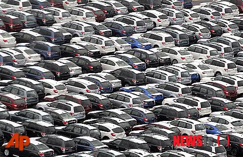 [가와사키=AP/뉴시스] 일본 도쿄 남쪽 가와사키항에서 수출용 차량들이 선적을 기다리고 있다. 자료사진. 2025.06.30