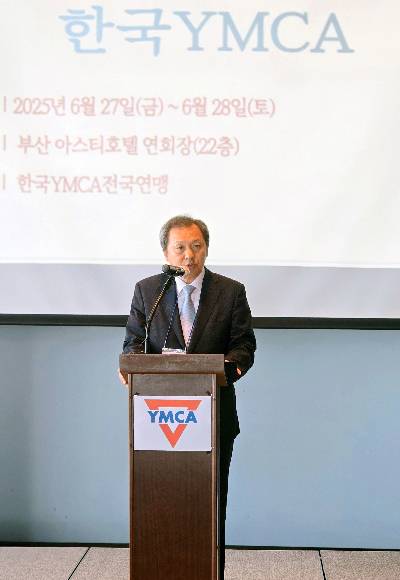 신관우 이사장이 현안 사업 보고를 하고 있다. 한국YMCA 제공