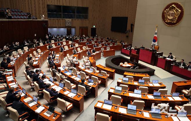 30일 오전 국회 예산결산특별위원회 전체회의가 국민의힘 의원들이 한병도 위원장과 여당을 향해 일방적 일정과 질의 시간 등을 공지했다며 정회를 요구, 회의장을 나간 채 진행되고 있다. 황진환 기자