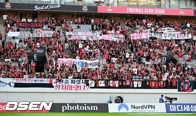 [OSEN=서울월드컵경기장, 김성락 기자] 29일 오후 서울 마포구 월드컵경기장에서 하나은행 K리그 1 2025 21라운드 서울 FC와 포항 스틸러스의 경기가 열렸다. 서울은 6승 9무 5패로 리그 8위, 포항은 9승 5무 6패로 리그 4위를 기록하고 있다.최근 서울 기성용의 포항 이적에 성난 팬들이 항의를 보내고 있다. 2025.06.29 / ksl0919@osen.co.kr