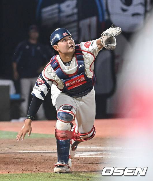 [OSEN=부산, 이석우 기자] 18일 부산 사직야구장에서 2025 신한 SOL 뱅크 KBO 리그 롯데 자이언츠와 한화 이글스의 경기가 열렸다. 홈팀 롯데는 홍민기가, 방문팀 한화는 엄상백이 선발 출전했다.롯데 자이언츠 박재엽이 8회초 무사 2루 한화 이글스 이원석의 파울 플라이볼을 잡고 있다. 2025.06.18 / foto0307@osen.co.kr