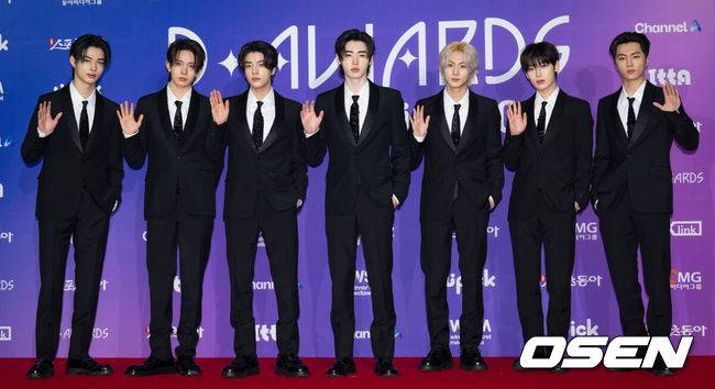 [OSEN=김성락 기자] 22일 오후 서울 성북구 고려대학교 화정체육관에서 ‘제 1회 디 어워즈’ 레드카펫 행사가 열렸다. 이날 행사에는 엔플라잉(N.Flying), 피원하모니(P1Harmony), ENHYPEN(엔하이픈), 피프티피프티(FIFTYFIFTY), 트리플에스(tripleS), ZEROBASEONE(제로베이스원), 라이즈(RIIZE), 82메이저(82MAJOR),영파씨(YOUNG POSSE), QWER(큐더블유이알), 투어스(TWS), NCT WISH(엔시티 위시), 유니스(UNIS), 킥플립(KickFlip)이 참석, 화려한 퍼포먼스를 펼친다. 그룹 엔하이픈이 포즈를 취하고 있다. 2025.02.22 / ksl0919@osen.co.kr