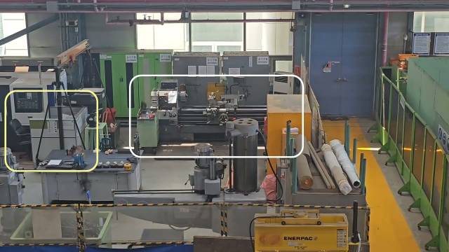 ▲김 씨가 홀로 일한 한전KPS 정비동 건물 내 기계공작실 전경. 하얀색 네모 부분이 선반 기계이고, 노란색 네모 부분은 김 씨가 대기하던 책상 자리다. ⓒ대책위