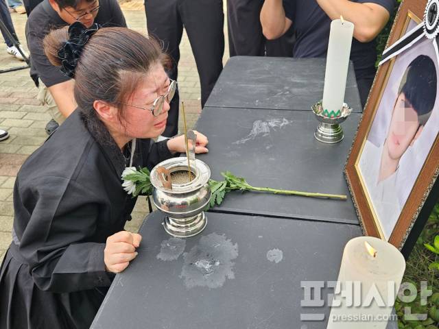 ▲분향소에서 영정을 보며 오열하고 있는 양준혁씨의 어머니.2024.09.03ⓒ프레시안(김보현)