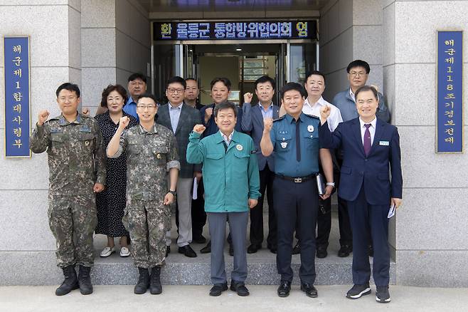 울릉군은 지난 27일 해군제118조기경보전대 무릉관에서 국가 안보 및 지역 방위에 관한 현안을 공유하기 위해 ‘2025년도 2분기 통합방위협의회’를 개최한 가운데 기념촬영을 하고 있다. 울릉군 제공