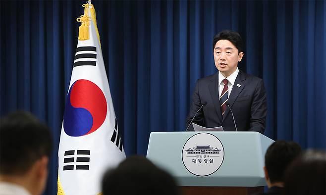 강훈식 대통령 비서실장이 이재명정부의 장관 후보자 등 인선 결과를 발표하고 있다. 30일 현재 공개된 국무총리 및 중앙 부처 장관 후보자 18명 가운데 절반 가까운 8명이 여당인 더불어민주당 의원인 것으로 집계되자&nbsp;‘대한민국이 의원내각제 국가인가’라는&nbsp;비판의 목소리가 나온다. 세계일보 자료사진