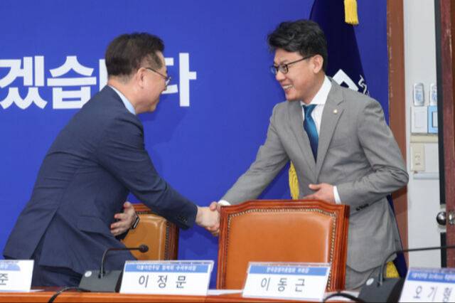 더불어민주당&nbsp;진성준 정책위의장(오른쪽)이 30일 국회에서 열린 경제 6단체 간담회에서 박일준 대한상공회의소 부회장과 악수하고 있다. 뉴스1