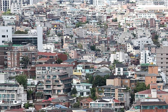 다가구·다세대 주택 밀집 지역의 전경. 깡통전세 등 전세 사기 우려가 큰 일부 노후 주거지에서는 보증금을 돌려받지 못하는 피해 사례가 속출하고 있다. 연합뉴스