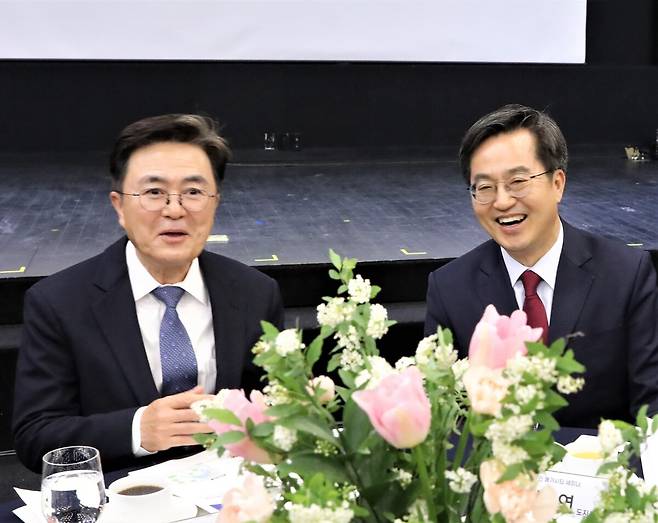 김태흠(왼쪽)충남지사와 김동연 경기지사가 2023년 3월 충남 아산에서 충남-경기 연구원 공동연구 업무협약을 체결했다.&nbsp;
