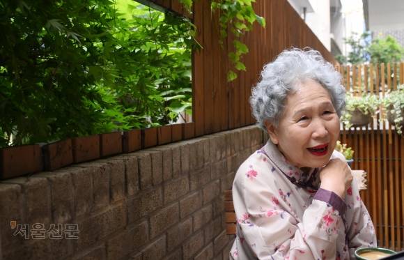 1962년 데뷔해 매년 쉬지 않고 연극 무대에 오른 박정자는 “내가 역할을 만들거나 연출자에게 직접 제안한 적도 많다”며 “배우가 늘 주어진 배역만 연기하는 것은 따분하지 않냐”고 되물었다. 그러면서도 그는 “여전히 무대가 두렵다. 실수하면 너무 창피해 그 자리에서 사라지고 싶다”고 말하며 환하게 웃었다. 안주영 전문기자