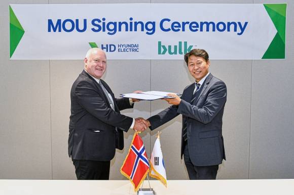 지난 25일 경기 성남시 HD현대 글로벌 R&D센터에서 열린 업무협약(MOU) 체결식에서 양재철(오른쪽) HD현대일렉트릭 전력영업부문장(전무)과 토르비욘 모에 벌크 인프라스트럭처 최고사업개발책임자가 악수하고 있다. HD현대일렉트릭 제공