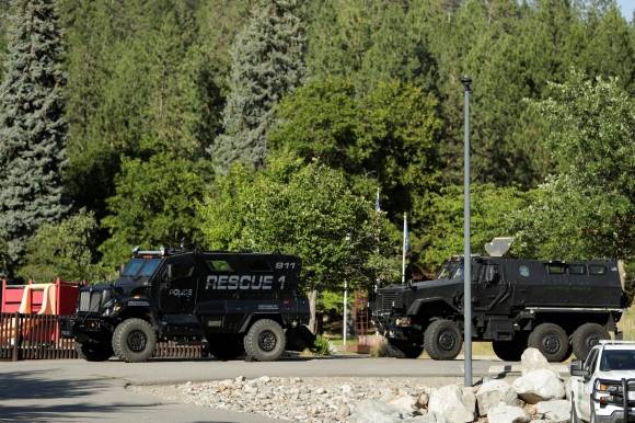 29일(현지시간) 미국 아이다호주 코들레인의 캔필드산에서 발생한 산불을 진화하던 소방관들이 괴한들의 총격을 받고 최소 2명이 숨진 가운데 경찰 장갑차가 산으로 이동하고 있다. 로이터 연합뉴스