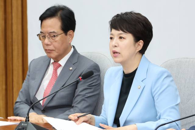 김은혜 국민의힘 원내정책수석부대표(오른쪽)가 이달 20일 서울 여의도 국회에서 열린 원내대책회의에서 발언하고 있다. 연합뉴스