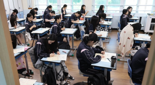 2026학년도 대학수학능력시험 6월 모의평가 시행일인 지난 6월 4일 오전 부산 사상구 주례여고 학생들이 시험을 준비하고 있다. 부산=연합뉴스