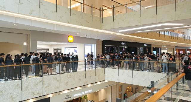 서울 영등포구 IFC몰에 들어선 국내 첫 샤오미 오프라인 매장이 정식 개장한 이달 28일 소비자들이 매장에 들어가기 위해 줄을 서고 있다.사진=샤오미코리아