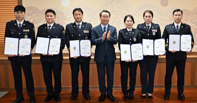 유정복 인천시장이 30일 시청 대접견실에서 열린 ‘자치경찰공무원 승진 임용식’에서 승진자들과 기념촬영을 하고 있다. 사진제공=인천시