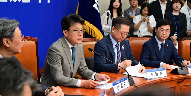 진성준 더불어민주당 정책위의장이 30일 서울 여의도 국회에서 열린 ‘더불어민주당·경제단체 상법 간담회’에 참석해 모두발언을 하고 있다. 이날 간담회에는 박일준 대한상공회의소 부회장과 이동근 한국경영자총협회 부회장, 김창범 한국경제인협회 부회장, 오기웅 중소기업중앙회 부회장, 이호준 한국중견기업연합회 부회장, 정우용 한국상장회사협의회 부회장, 장석민 한국무역협회 전무가 참석했다. 오승현 기자