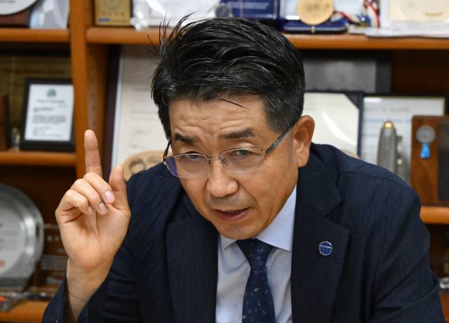 현택환 서울대 화학생물공학부 석좌교수가 30일 서울경제신문과의 인터뷰에서 “반도체 등 첨단 기술 확보 경쟁에서 낙오되지 않으려면 연구개발(R&D) 분야만이라도 주52시간 근무제를 폐지하거나 완화해야 한다”고 말하고 있다. 성형주 기자