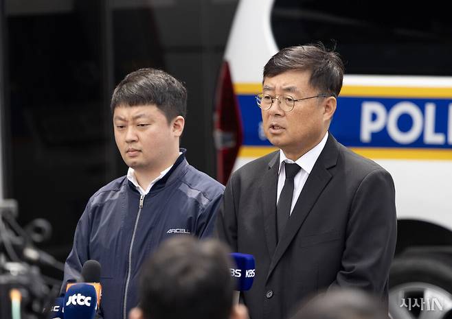 2024년 6월25일 사과문을 낭독하는 아리셀 박중언 본부장(왼쪽)과 박순관 대표. ⓒ시사IN 조남진