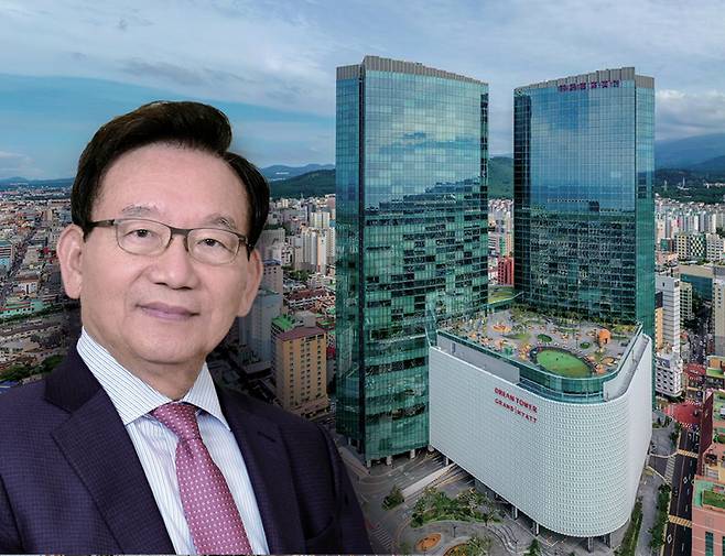 김기병 롯데관광개발 회장과 제주드림타워 ⓒ롯데관광개발 제공