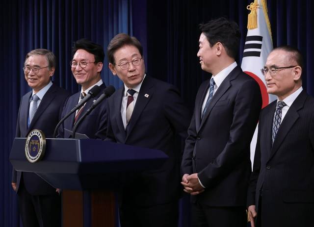 이재명 대통령이 6월4일 서울 용산 대통령실에서 새 정부 첫 인사 발표를 하고 있다. 왼쪽부터 이종석 국가정보원장 후보자, 김민석 국무총리 후보자, 이 대통령, 강훈식 대통령 비서실장, 위성락 안보실장 ⓒ연합뉴스