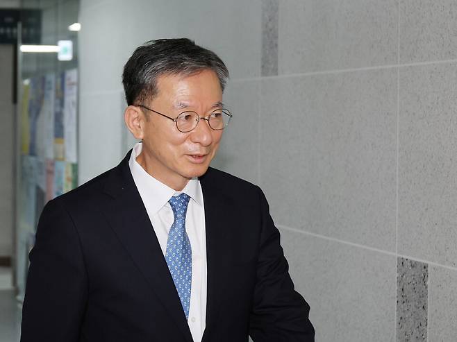 이재명 정부의 첫 법무부 장관 후보자로 지명된 정성호 후보자가 30일 서울 여의도 국회 의원회관 의원실로 들어서고 있다. ⓒ연합뉴스