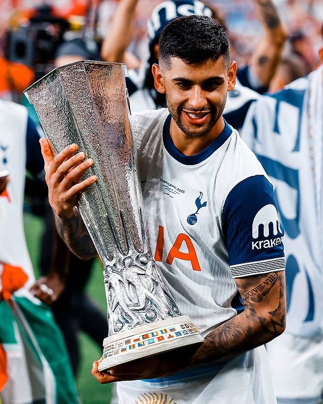 토트넘의 중앙수비수 크리스티안 로메로는 이번 여름 팀을 떠나 아틀레티코 마드리드 유니폼을 입을 것으로 보인다. 사진출처｜토트넘 홋스퍼 페이스북