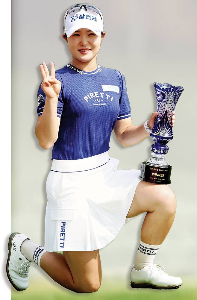 통산 3승을 거둔 고지우가 우승 트로피를 들고 손가락 3개를 들고 있다. KLPGA 제공