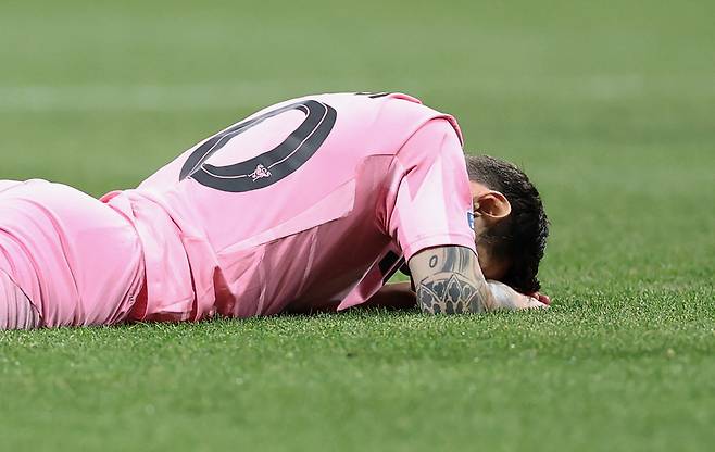 리오넬 메시가 30일 PSG전에서 답답한 듯 잔디에 얼굴을 막고 있다. AFP