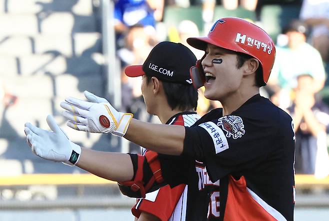 KIA 오선우가 29일 잠실 LG전 6회초 적시 2루타를 때리고 기뻐하고 있다. 연합뉴스