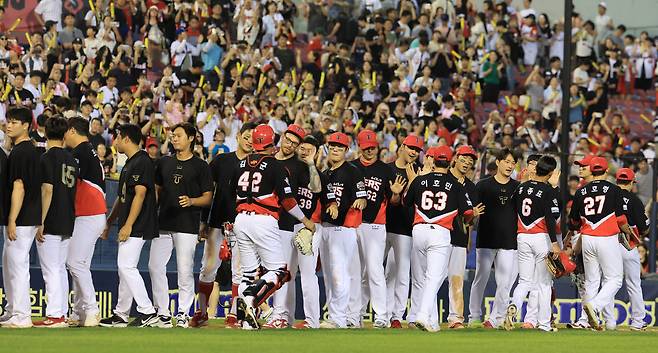 KIA 선수들이 29일 잠실 LG전 승리 후 하이파이브 하고 있다. 연합뉴스
