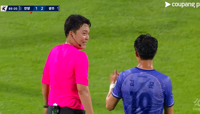 Lee Dong -joon, the referee, smiles with Anyang Kim Woon and explains the situation. Coupang Play Screen Capture