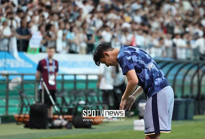 ▲ 토트넘이 한국을 찾는 시점이 무덥고 습한 한여름인데도 팬들은 무더운 날씨를 참아가며 손흥민과 토트넘을 향한 환호를 빼놓지 않았다. 토트넘 선수들도 여러 행사와 경기를 치르면서도 팬들에게 환한 미소와 손인사를 건네면서 환대에 답했다. ⓒ 곽혜미 기자