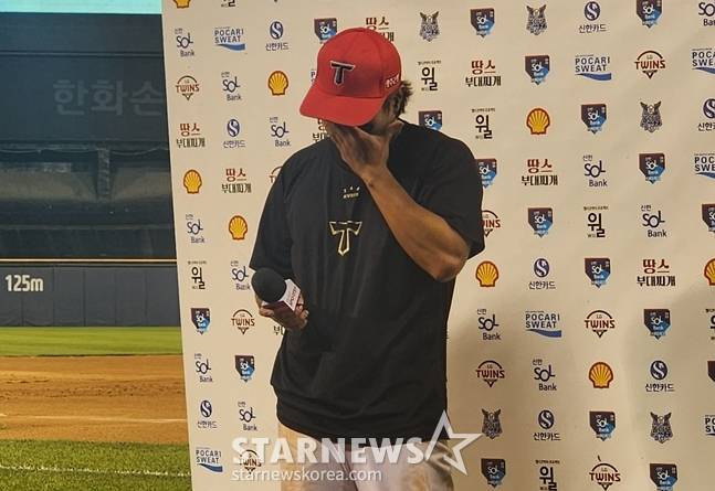 방송 인터뷰 도중 눈물을 흘리고 있는 고종욱. /사진=박수진 기자