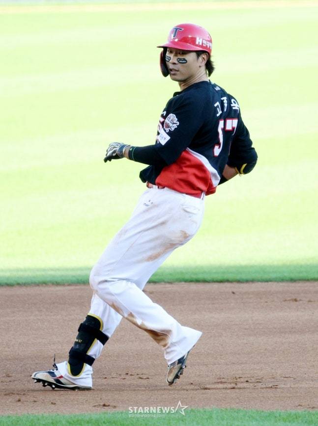 29일 경기에서 안타를 친 고종욱의 모습. /사진=김진경 대기자