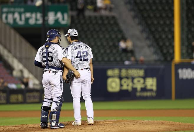 양의지(왼쪽)와 최지강. 사진=두산 베어스 제공