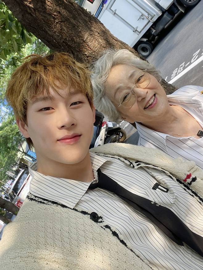 몬스타엑스 주헌과 배우 김영옥(오른쪽)/사진제공=스타쉽엔터테인먼트/ MBN '동치미'