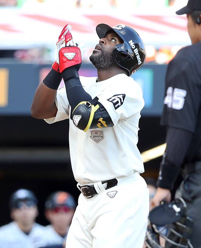 홈런을 날리고 세리머니를 하는 에레디아. /사진=SSG 랜더스 제공