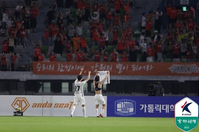 김대원(오른쪽)의 골 세리머니.  /사진=한국프로축구연맹 제공