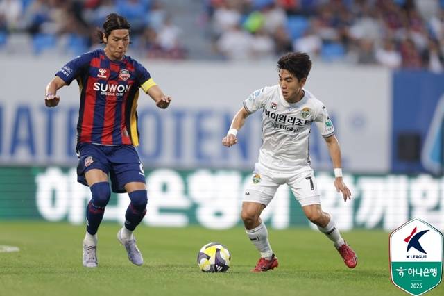 경기에 집중하는 김대원(오른쪽). /사진=한국프로축구연맹 제공