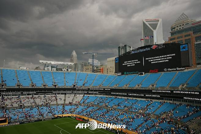 29일(한국시간) 첼시와 벤피카의 2025 국제축구연맹(FIFA) 클럽 월드컵 16강전이 열린 미국 샬럿의 뱅크 오브 아메리카 스타디움 모습. 낙뢰 예보로 인해 무려 2시간가량 경기가 중단됐다. /AFPBBNews=뉴스1