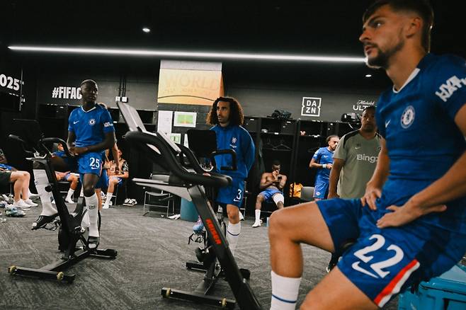 낙뢰로 인해 대피한 첼시 선수들이 라커룸에서 사이클을 타며 컨디션을 조절하고 있다. /사진=첼시 공식 SNS 캡처