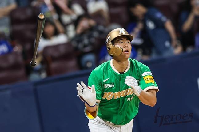 8회 쐐기 홈런포를 날린 뒤 배트를 던지고 있는 어준서. /사진=키움 히어로즈 제공