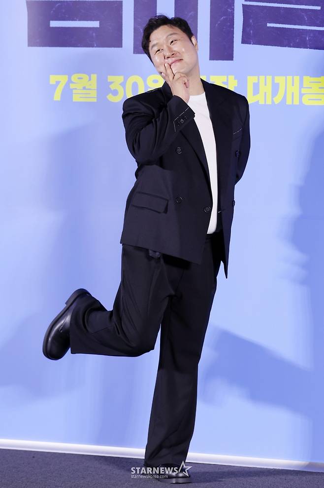 배우 윤경호가 30일 서울 용산구 CGV 용산아이파크몰에서 진행된 영화 '좀비딸' (감독 필감성) 제작보고회에 참석해 포즈를 취하고 있다. /2025.06.30 /사진=김휘선 hwijpg@