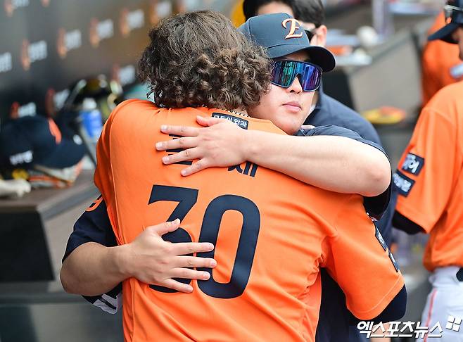 17일 오후 대전 한화생명 볼파크에서 열린 '2025 신한 SOL Bank KBO리그' SSG 랜더스와 한화 이글스의 더블헤더 1차전 경기, 8회초 1사 한화 폰세가 SSG 최준우를 삼진으로 잡으며 한 경기 최다 탈삼진 18개를 기록했다. 한화 폰세가 류현진의 축하를 받고 있다. 엑스포츠뉴스DB