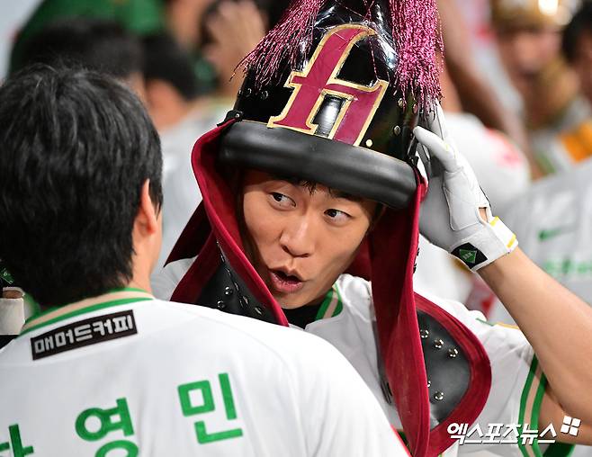 KIA 타이거즈 내야수 김도영이 2025 KBO 올스타전 베스트 12 선정에도 햄스트링 부상 탓에 불참한다. 김도영 대신 키움 히어로즈 내야수 송성문이 차점자로 베스트 12 출전에 나선다. 엑스포츠뉴스 DB